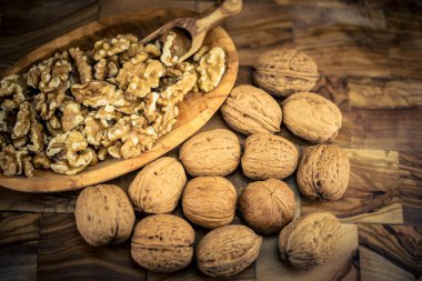 Zeytin ağacında taze ve kırılmış ceviz.