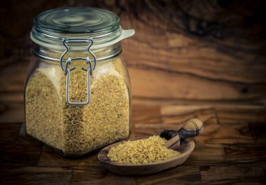 Zeytin ağacında kurutulmuş bulgur.