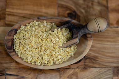 Zeytin ağacında kurutulmuş bulgur.