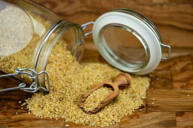 Zeytin ağacında kurutulmuş bulgur.