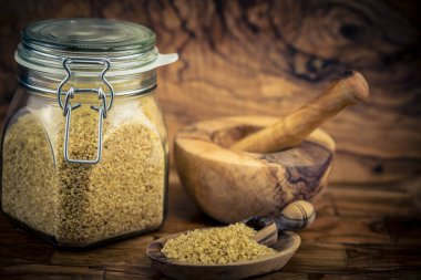 Zeytin ağacında kurutulmuş bulgur.