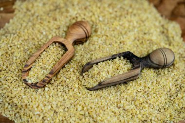 Zeytin ağacında kurutulmuş bulgur.