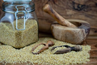 Zeytin ağacında kurutulmuş bulgur.