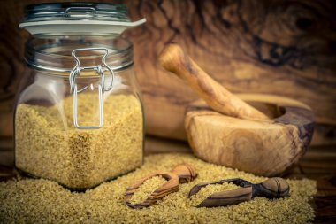 Zeytin ağacında kurutulmuş bulgur.