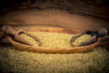 Zeytin ağacında kurutulmuş bulgur.