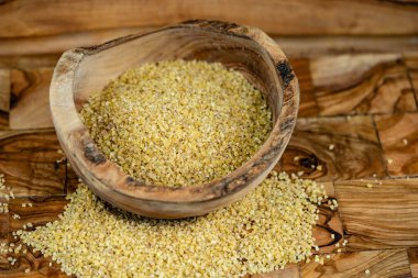 Zeytin ağacında kurutulmuş bulgur.