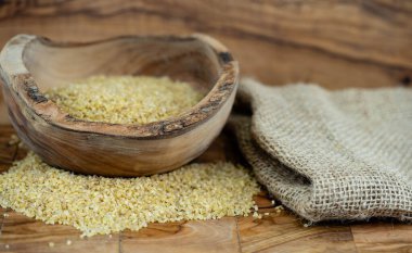 Zeytin ağacında kurutulmuş bulgur.