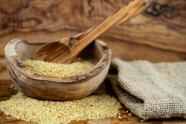 Zeytin ağacında kurutulmuş bulgur.