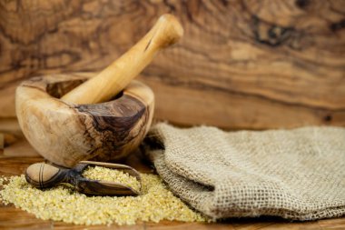 Zeytin ağacında kurutulmuş bulgur.