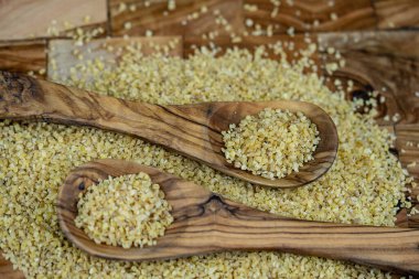 Zeytin ağacında kurutulmuş bulgur.