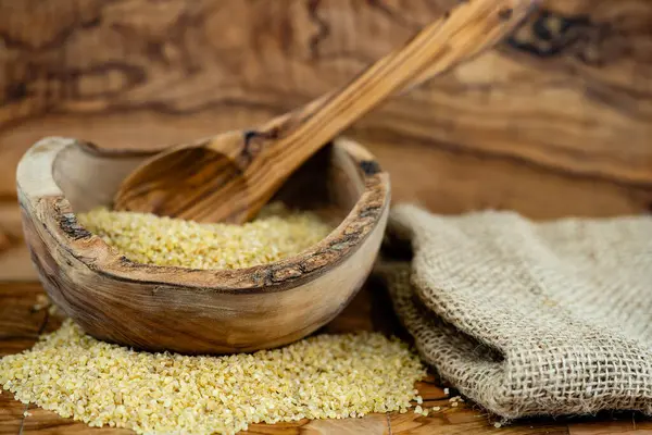 Zeytin ağacında kurutulmuş bulgur.