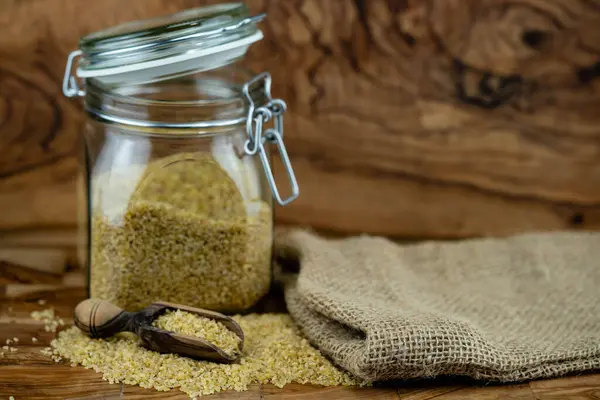 Zeytin ağacında kurutulmuş bulgur.