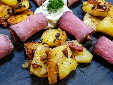 Kızarmış patates ve Remoulade soslu biftek.