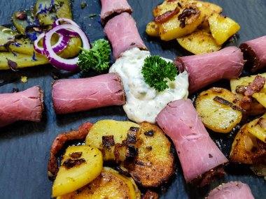 Kızarmış patates ve Remoulade soslu biftek.