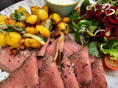 Kızarmış patates ve Remoulade soslu biftek.