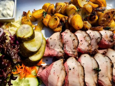 Kızarmış patates ve Remoulade soslu biftek.