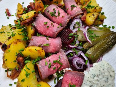 Kızarmış patates ve Remoulade soslu biftek.