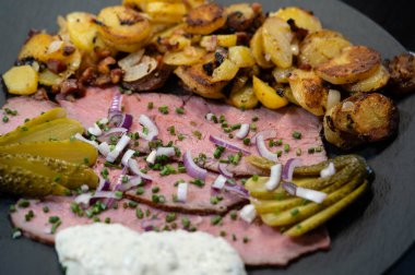 Kızarmış patates ve Remoulade soslu biftek.