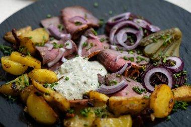 Kızarmış patates ve Remoulade soslu biftek.