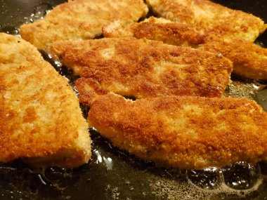 Bitki ve baharatlı ev yapımı şnitzel Viyana.