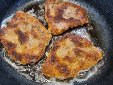 Bitki ve baharatlı ev yapımı şnitzel Viyana.