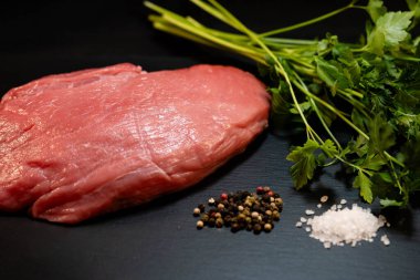 Bitki ve baharatlı ev yapımı şnitzel Viyana.