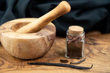 Zeytin ağacının üzerinde burbon vanilya şekeri