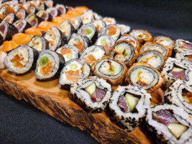 Japon deniz ürünleri farklı suşi çeşitleri.