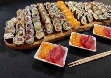 Japon deniz ürünleri farklı suşi çeşitleri.
