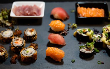 Japon deniz ürünleri farklı suşi çeşitleri.