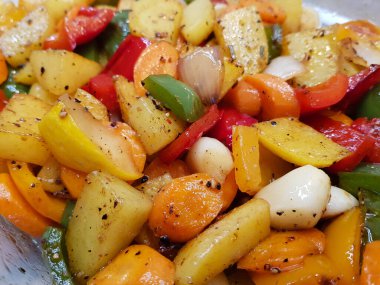 Sebze ve baharatlı tava.