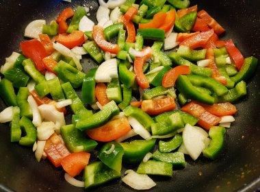 Sebze ve baharatlı tava.