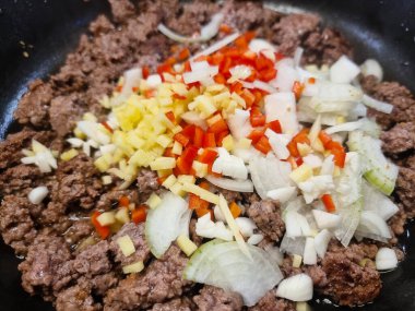 Sebze ve baharatlı tava.