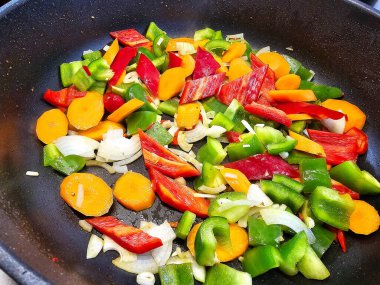 Sebze ve baharatlı tava.