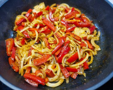 Sebze ve baharatlı tava.