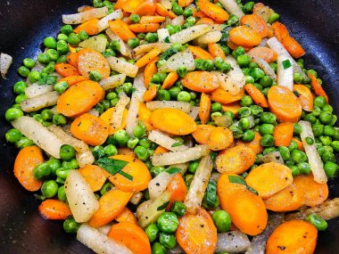 Sebze ve baharatlı tava.