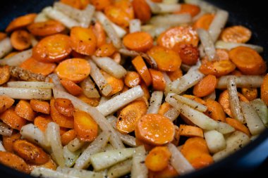 Sebze ve baharatlı tava.