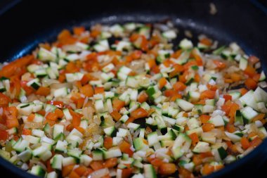 Sebze ve baharatlı tava.