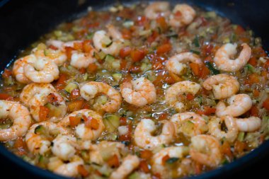 Sebze ve baharatlı tava.