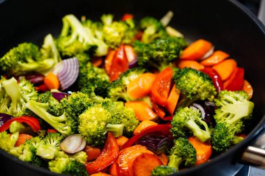 Sebze ve baharatlı tava.