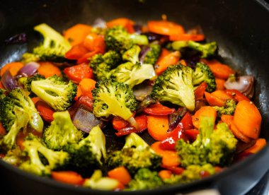 Sebze ve baharatlı tava.
