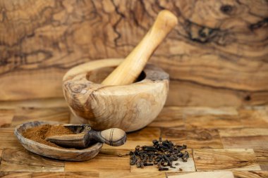 Kurumuş karanfiller zeytin ağacının üzerinde Syzygium aromaticum