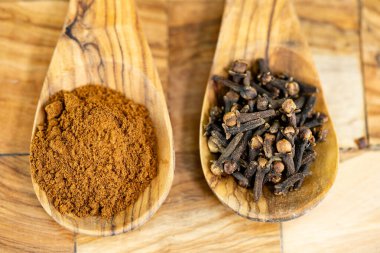 Kurumuş karanfiller zeytin ağacının üzerinde Syzygium aromaticum