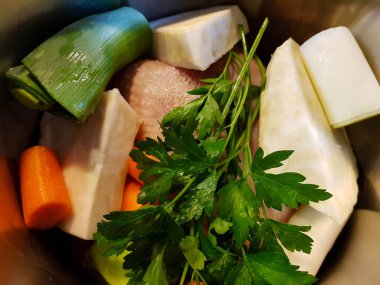 Tavuk yahnisi için taze tavuk çorbası