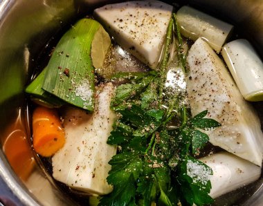 Tavuk yahnisi için taze tavuk çorbası