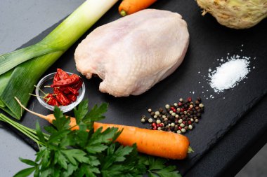 Tavuk yahnisi için taze tavuk çorbası