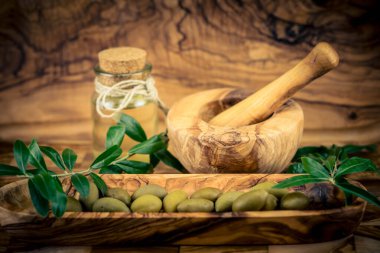 Ekstra taze zeytinyağlı soğuk zeytinyağı.