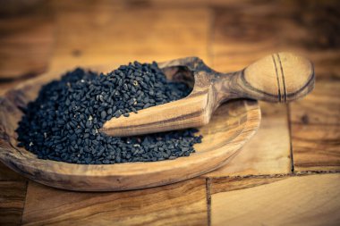 Romalı kişniş nigella sativa zeytin ağacında