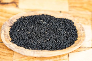 Romalı kişniş nigella sativa zeytin ağacında