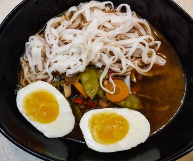 Taze pişmiş Japon erişte çorbası.